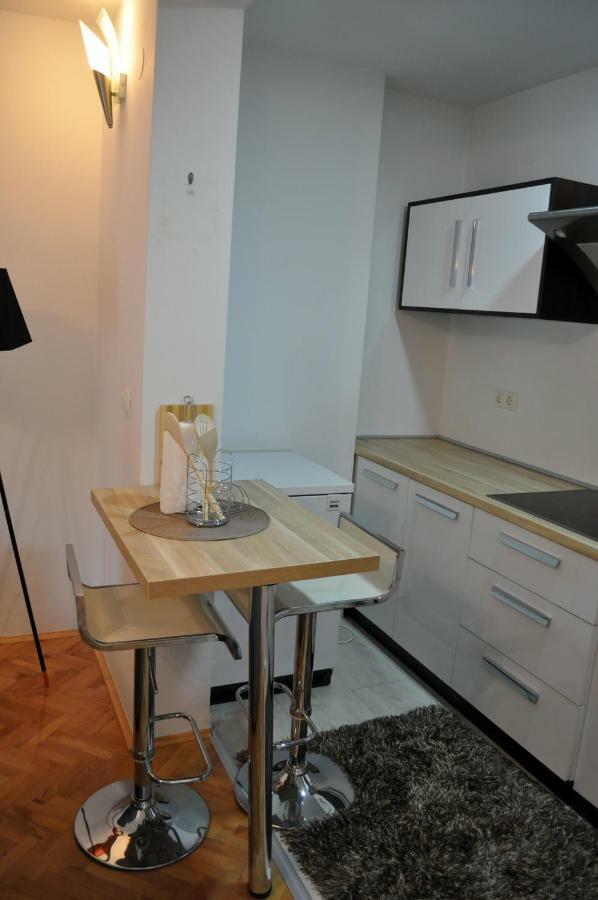 Apartman Dina Apartment Тузла Екстериор снимка